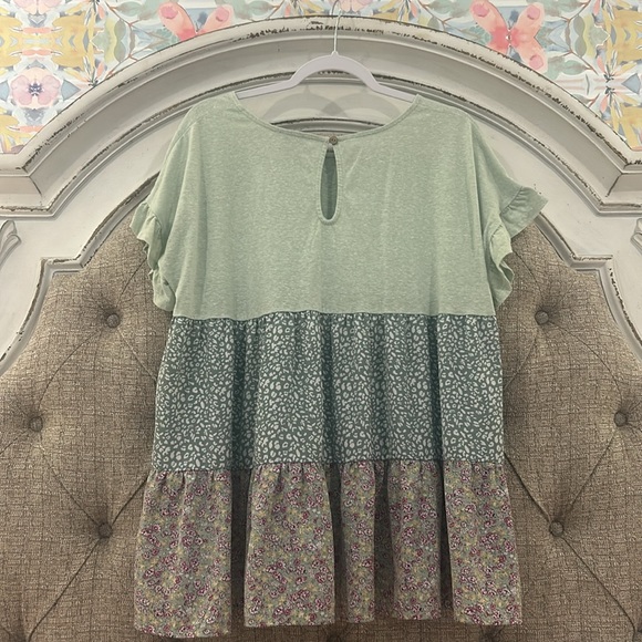 GiGiO boutique top, Size M fits bigger - Picture 2 of 3